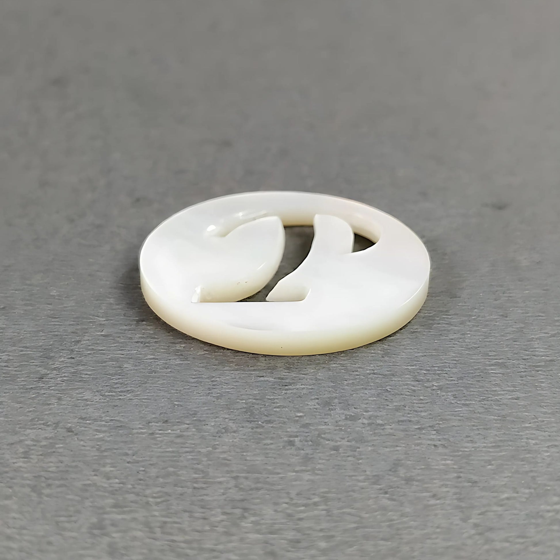 Lettera 'P' rotonda in madreperla intagliata