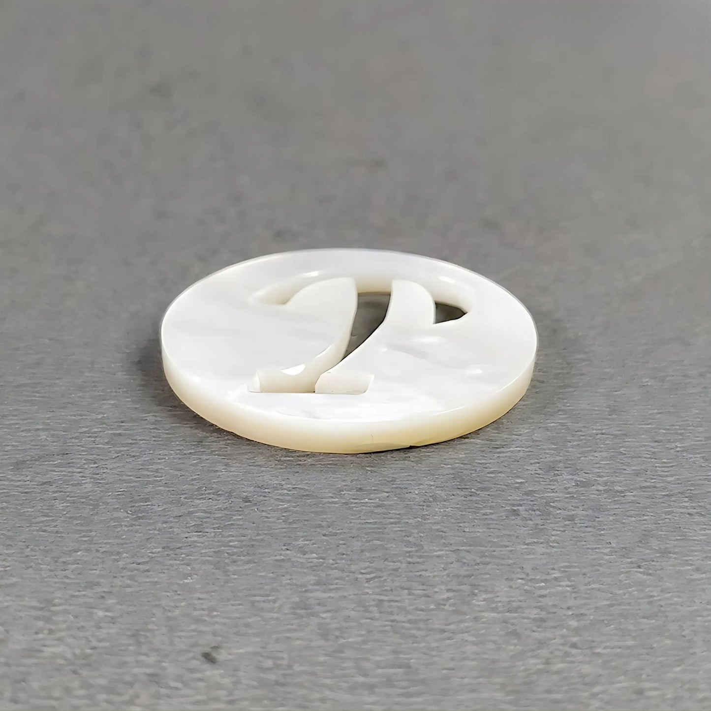 Lettera 'P' in madreperla intagliata rotonda