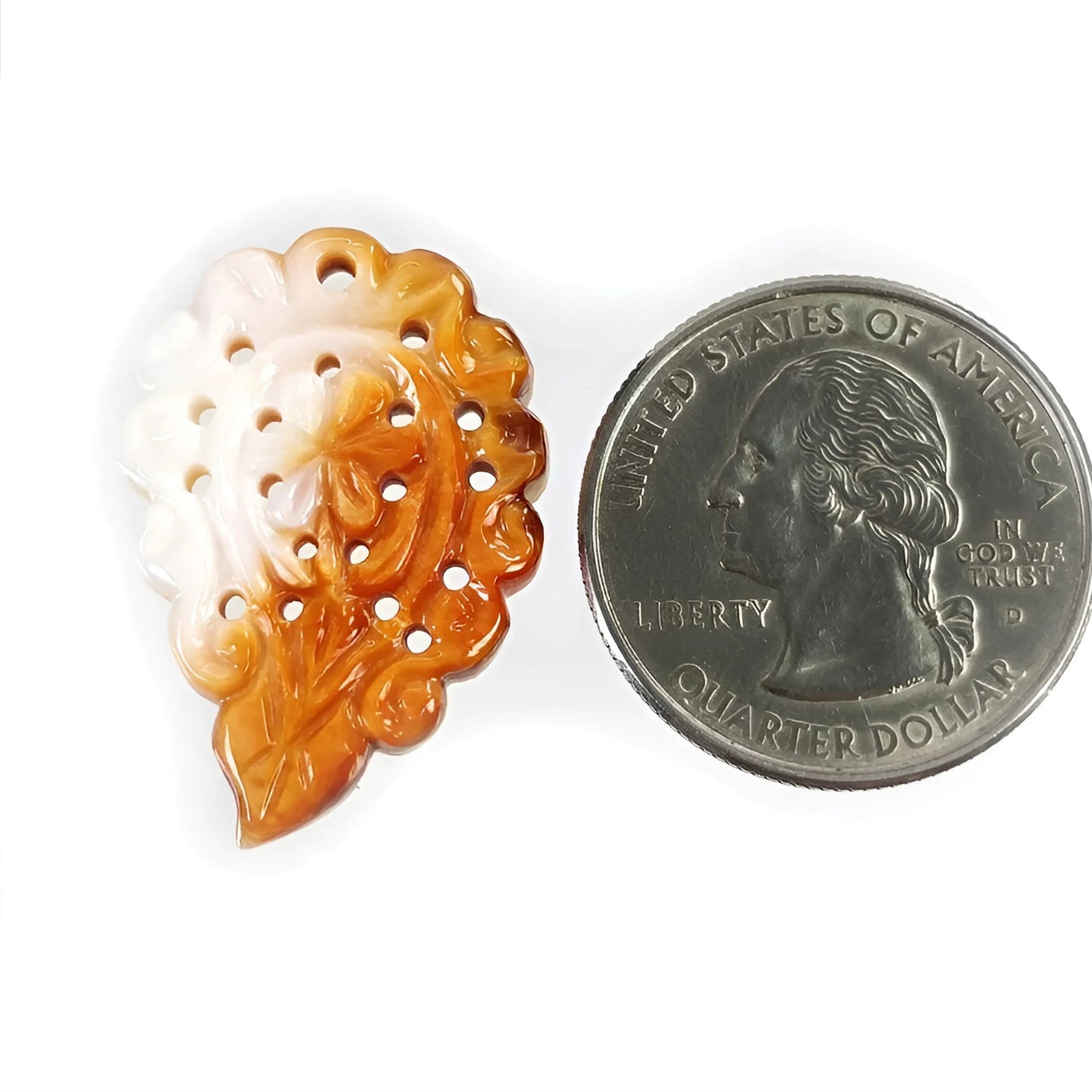 intaglio di foglie arancioni in madreperla