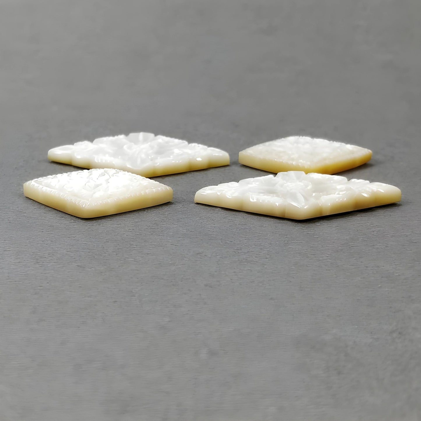 マザーオブパールのマーキス彫刻