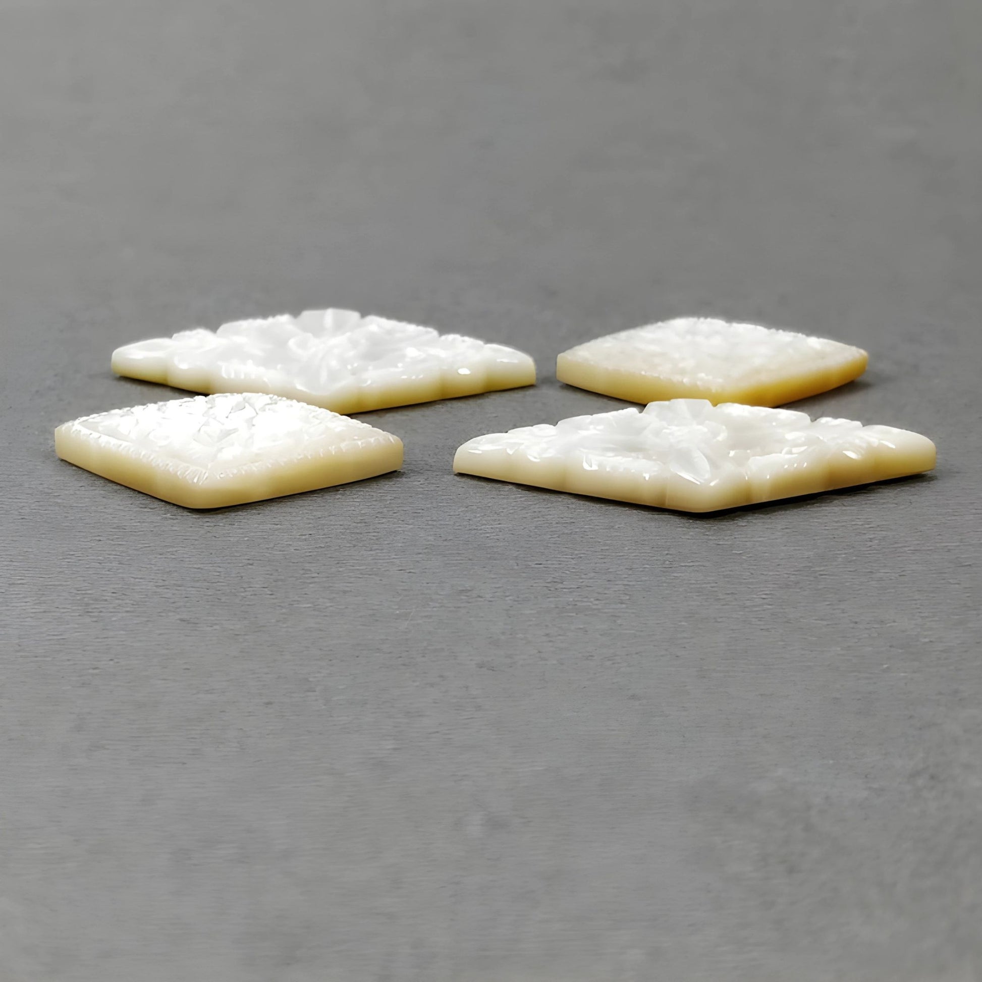 マザーオブパールのマーキス彫刻