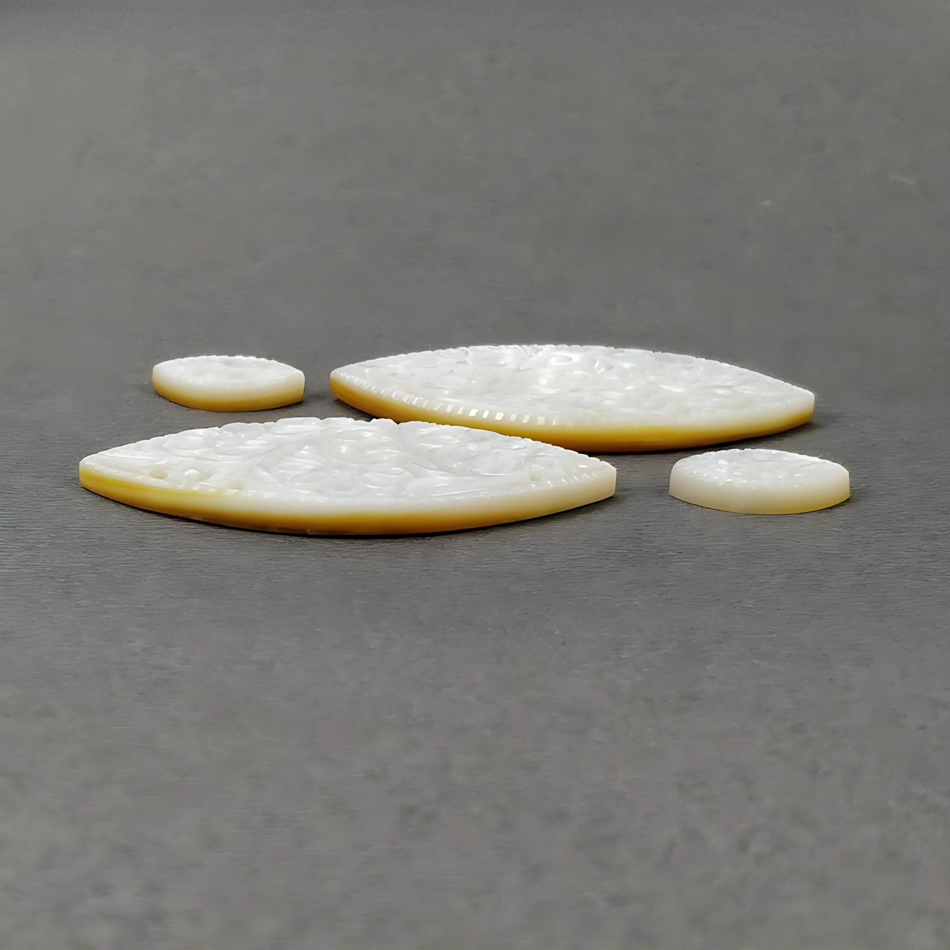 マザーオブパールのマーキス彫刻