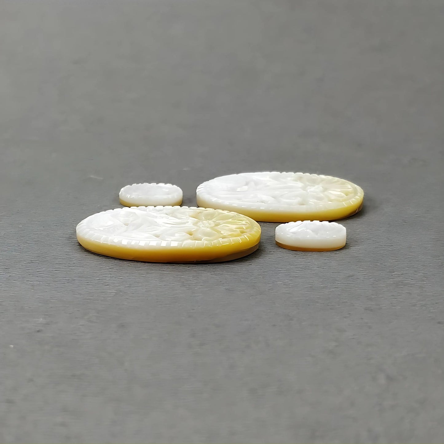 intaglio ovale in madreperla