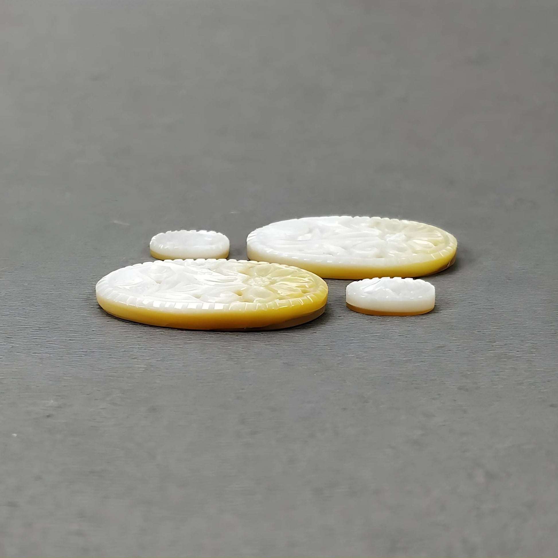 intaglio ovale in madreperla