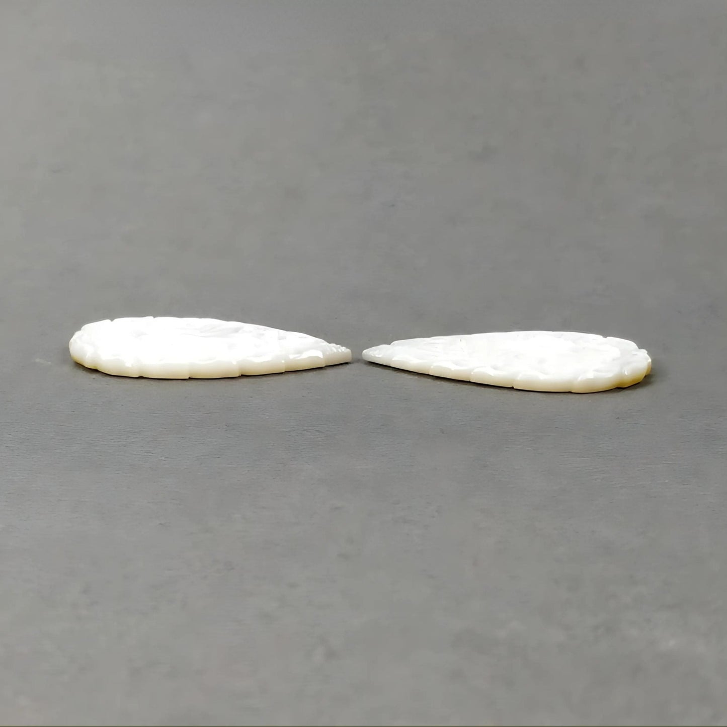 マザーオブパールの白梨彫刻