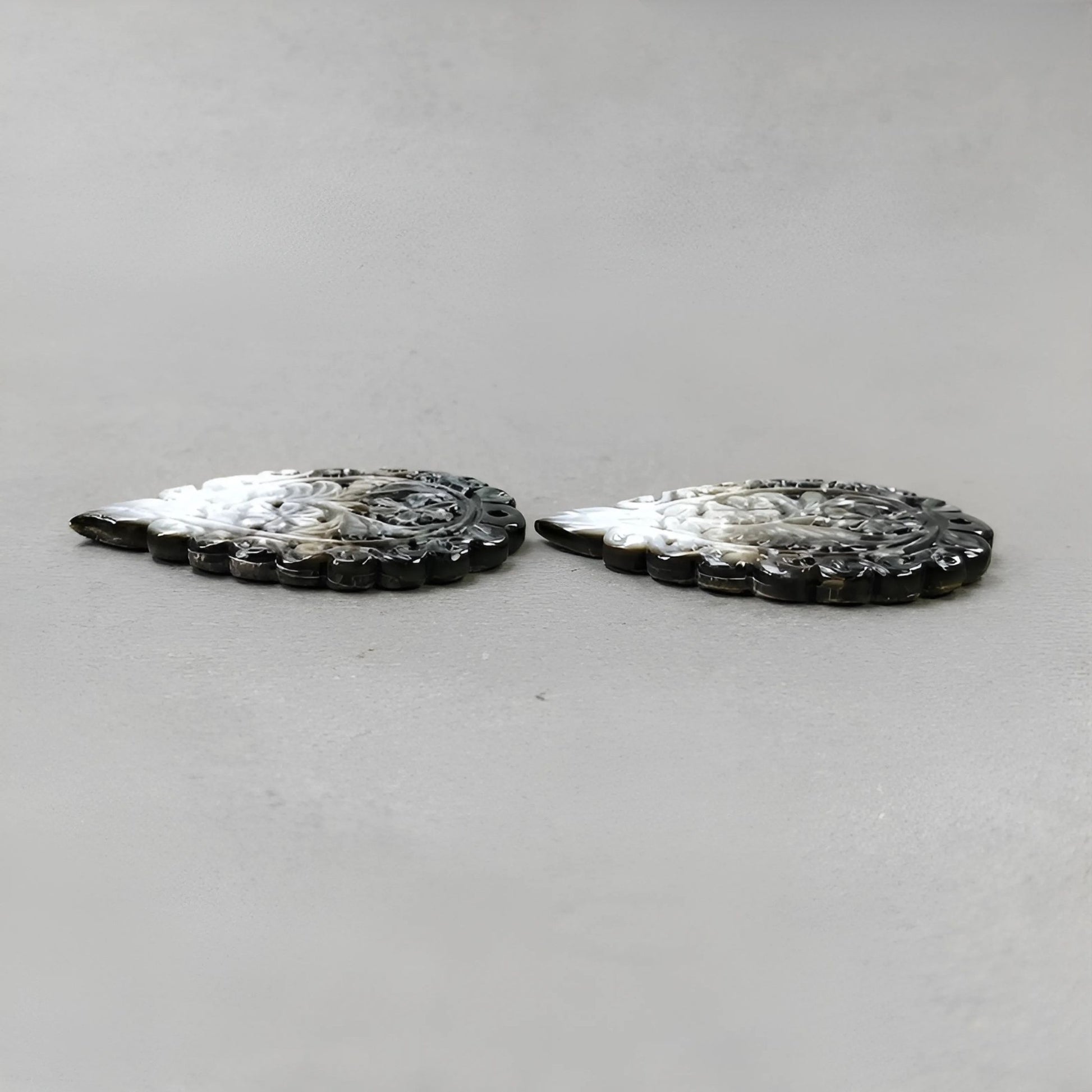 真珠貝の葉の彫刻