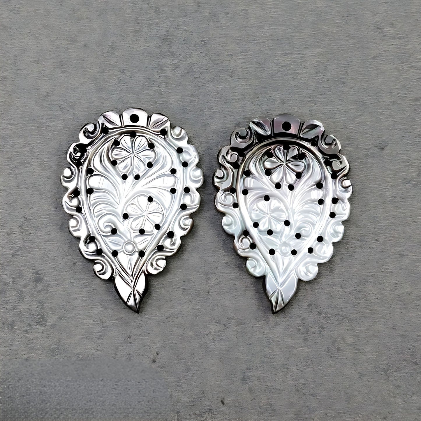 真珠貝の葉の彫刻