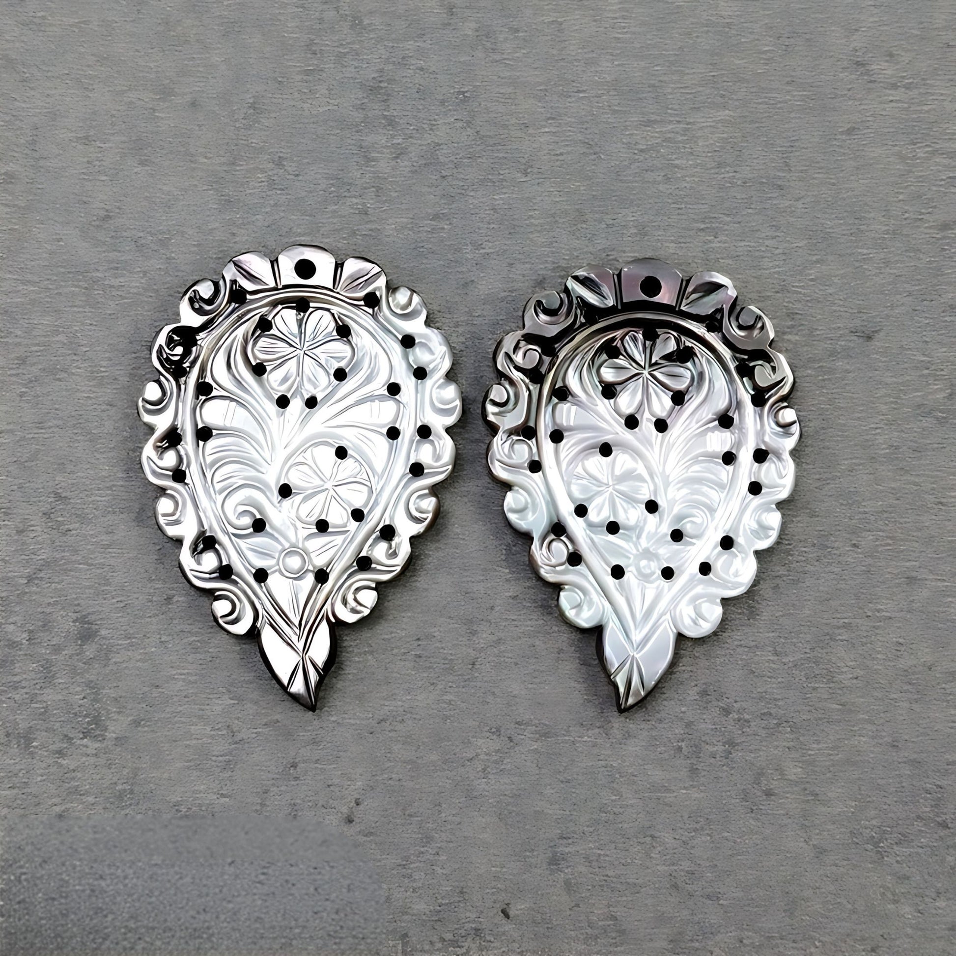 真珠貝の葉の彫刻