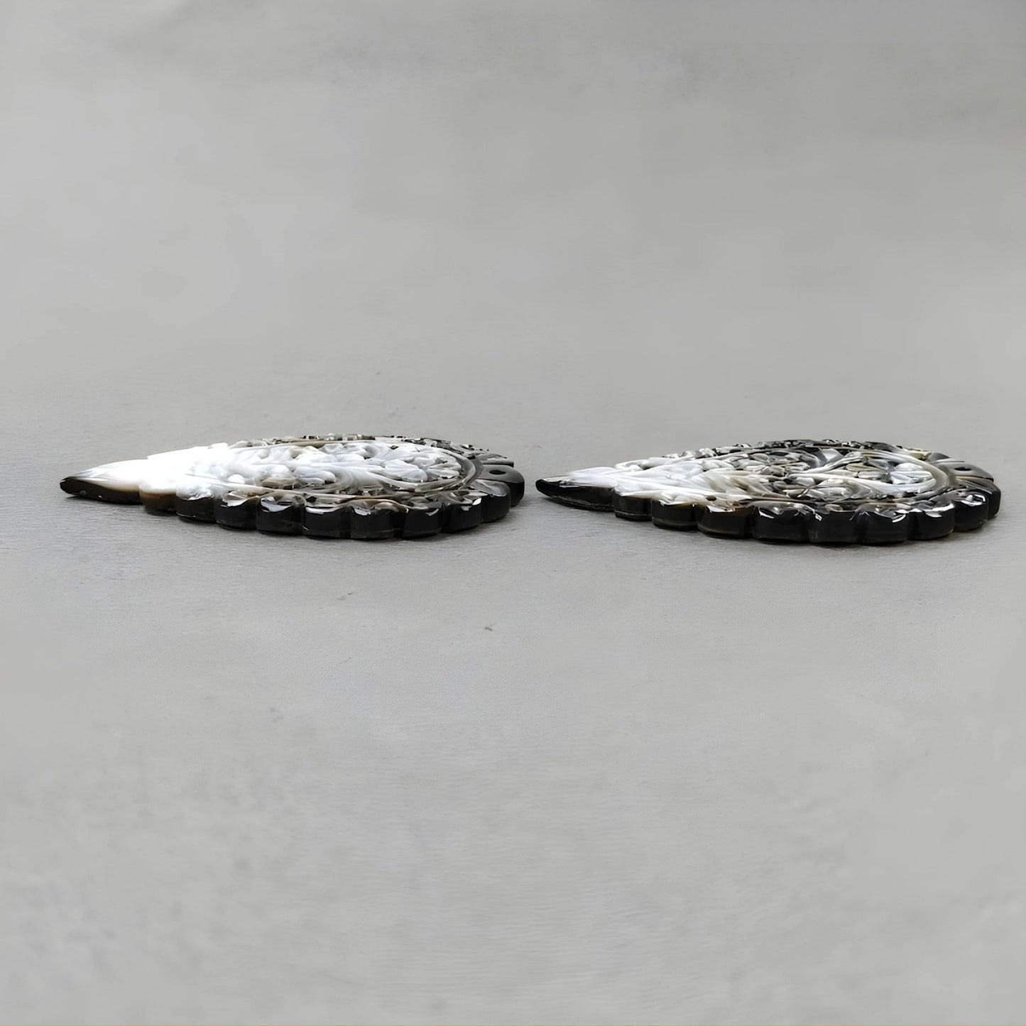 真珠貝の葉の彫刻