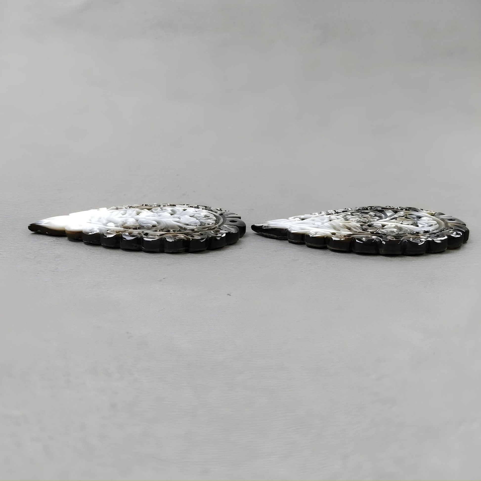 真珠貝の葉の彫刻