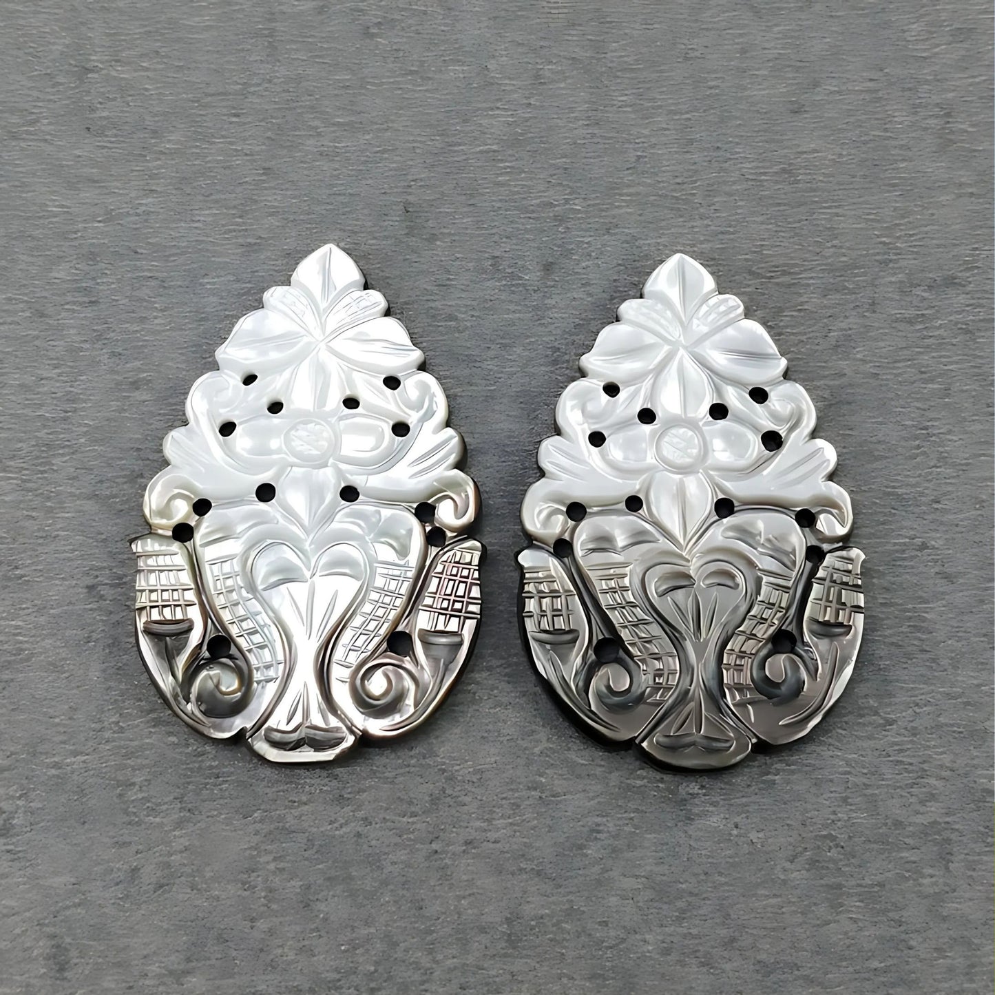 マザーオブパールの洋ナシ型彫刻