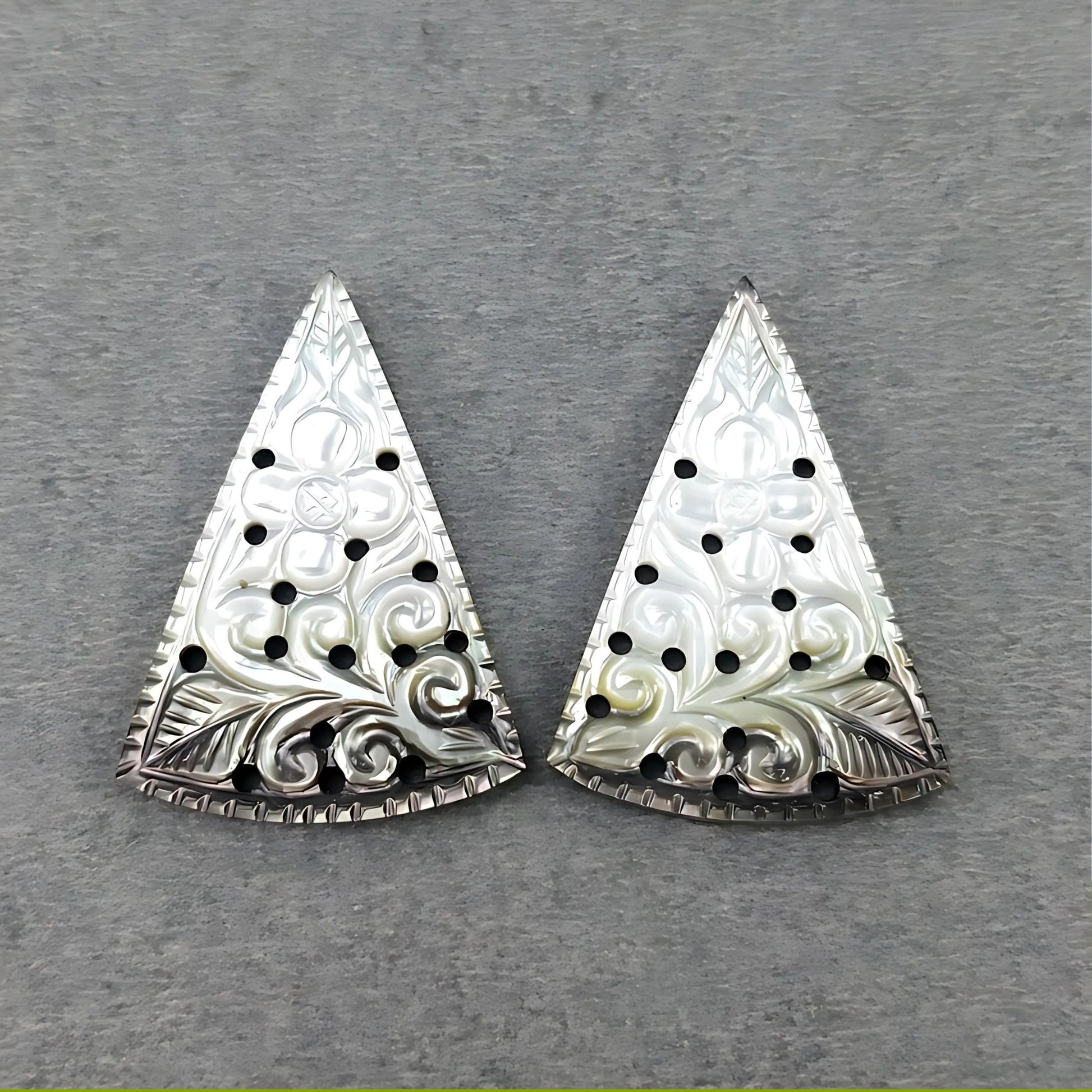 マザーオブパールの三角形の彫刻