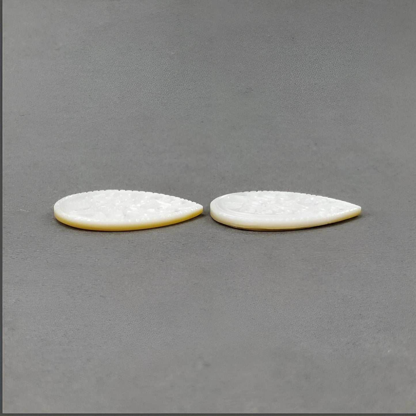 マザーオブパールの洋ナシ型彫刻