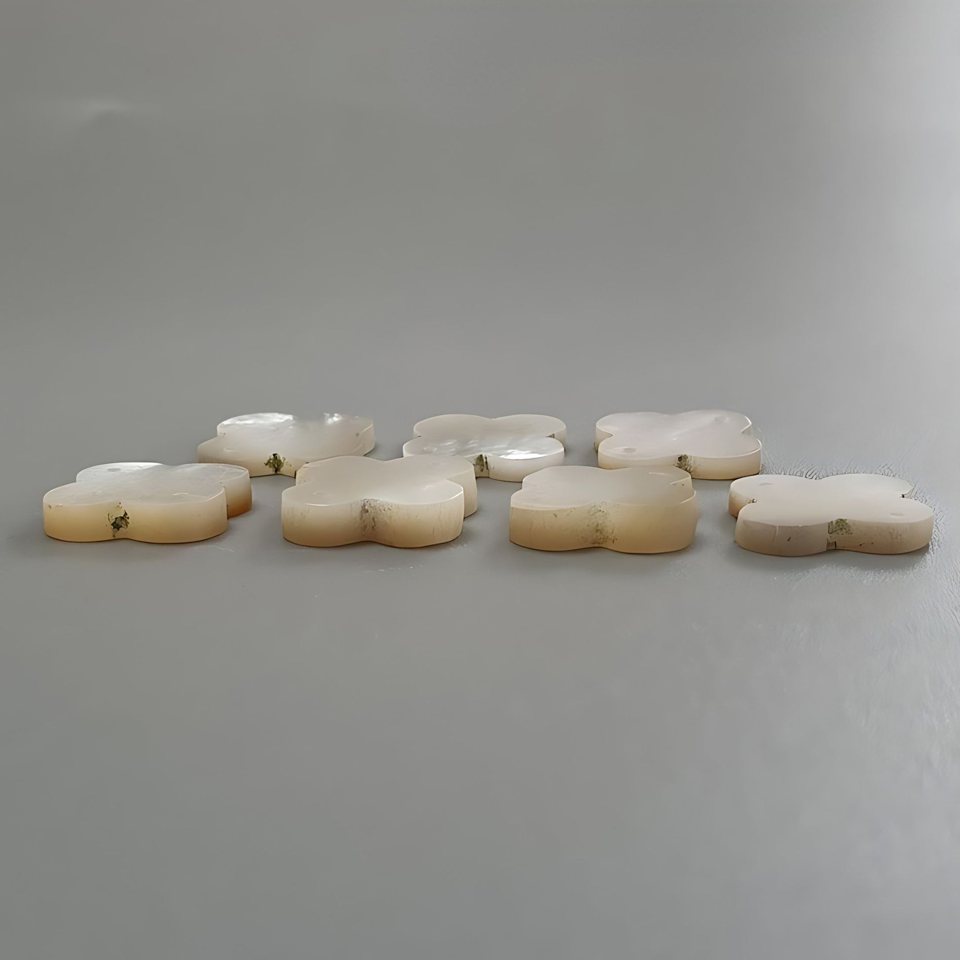 マザーオブパールの豪華な彫刻