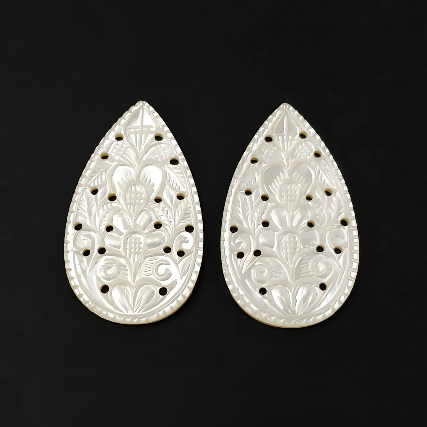 真珠貝の梨の彫刻