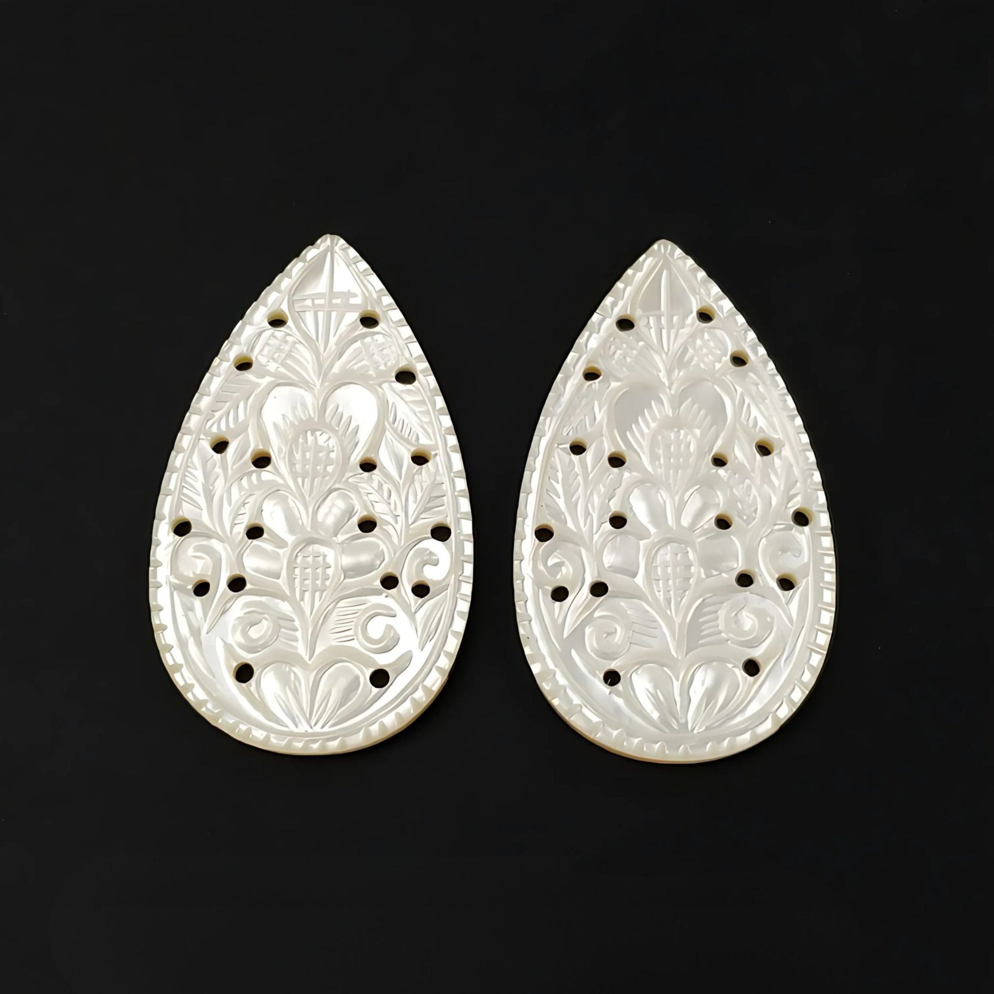 真珠貝の梨の彫刻