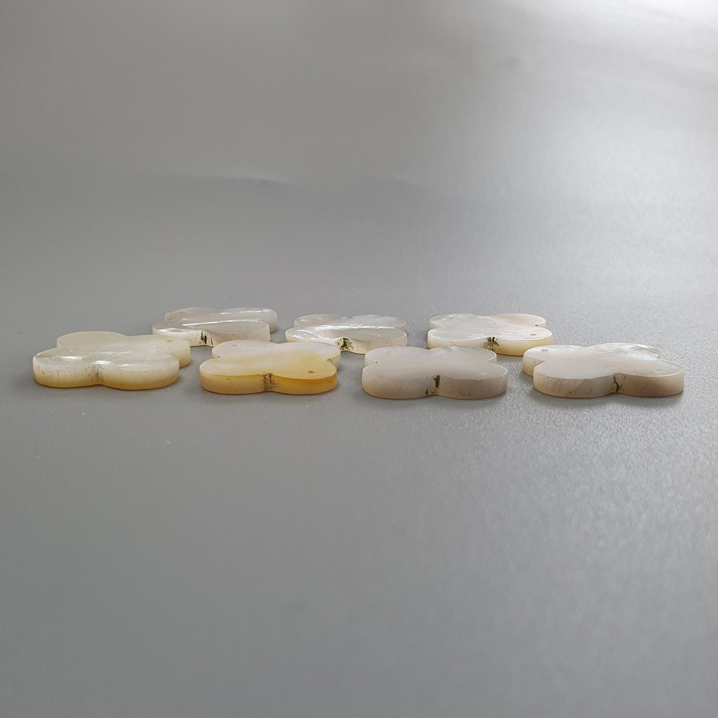 マザーオブパールの豪華な彫刻