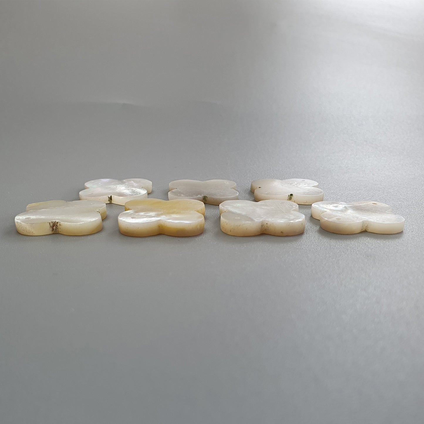 マザーオブパールの豪華な彫刻