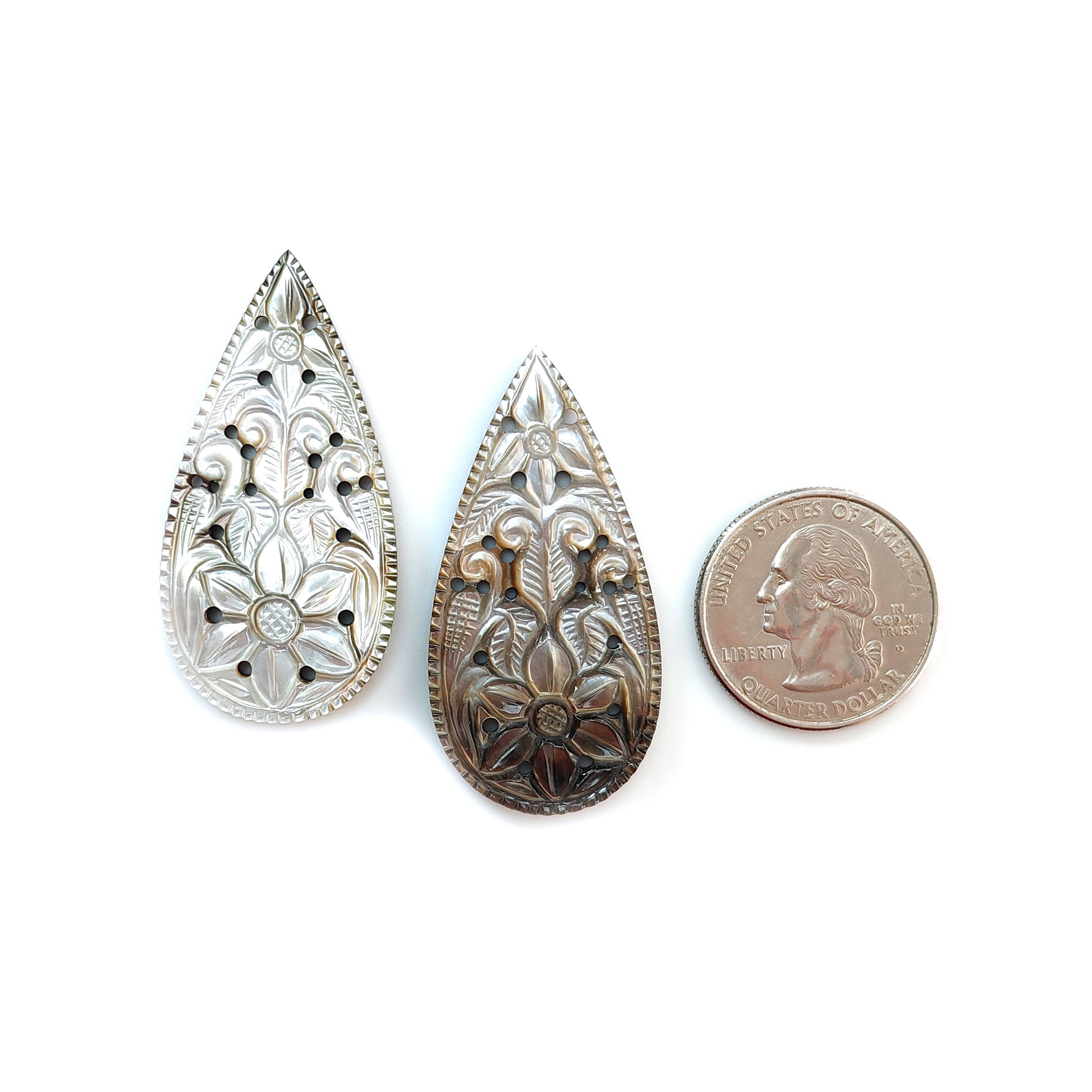 真珠貝の梨の彫刻