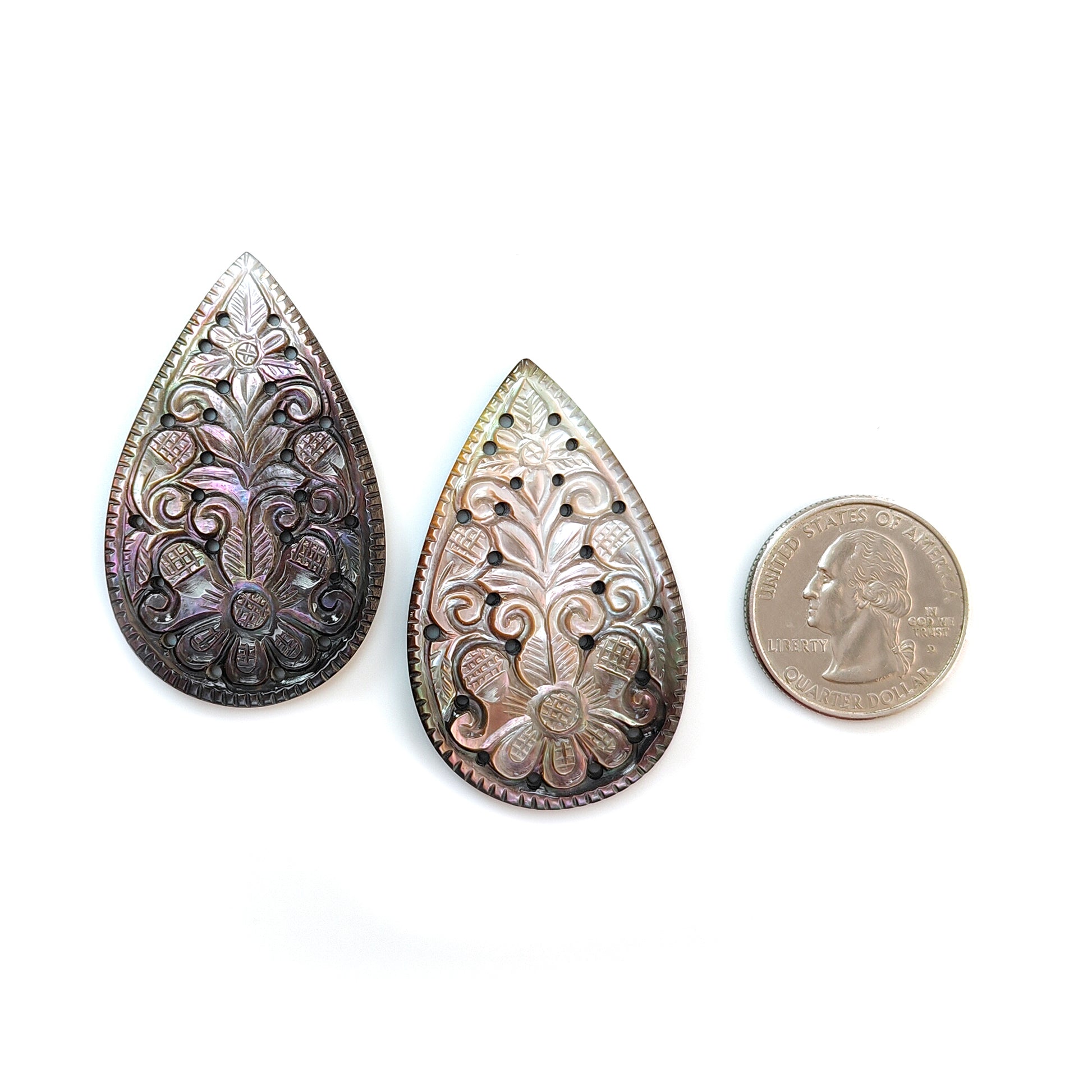 真珠貝の梨の彫刻