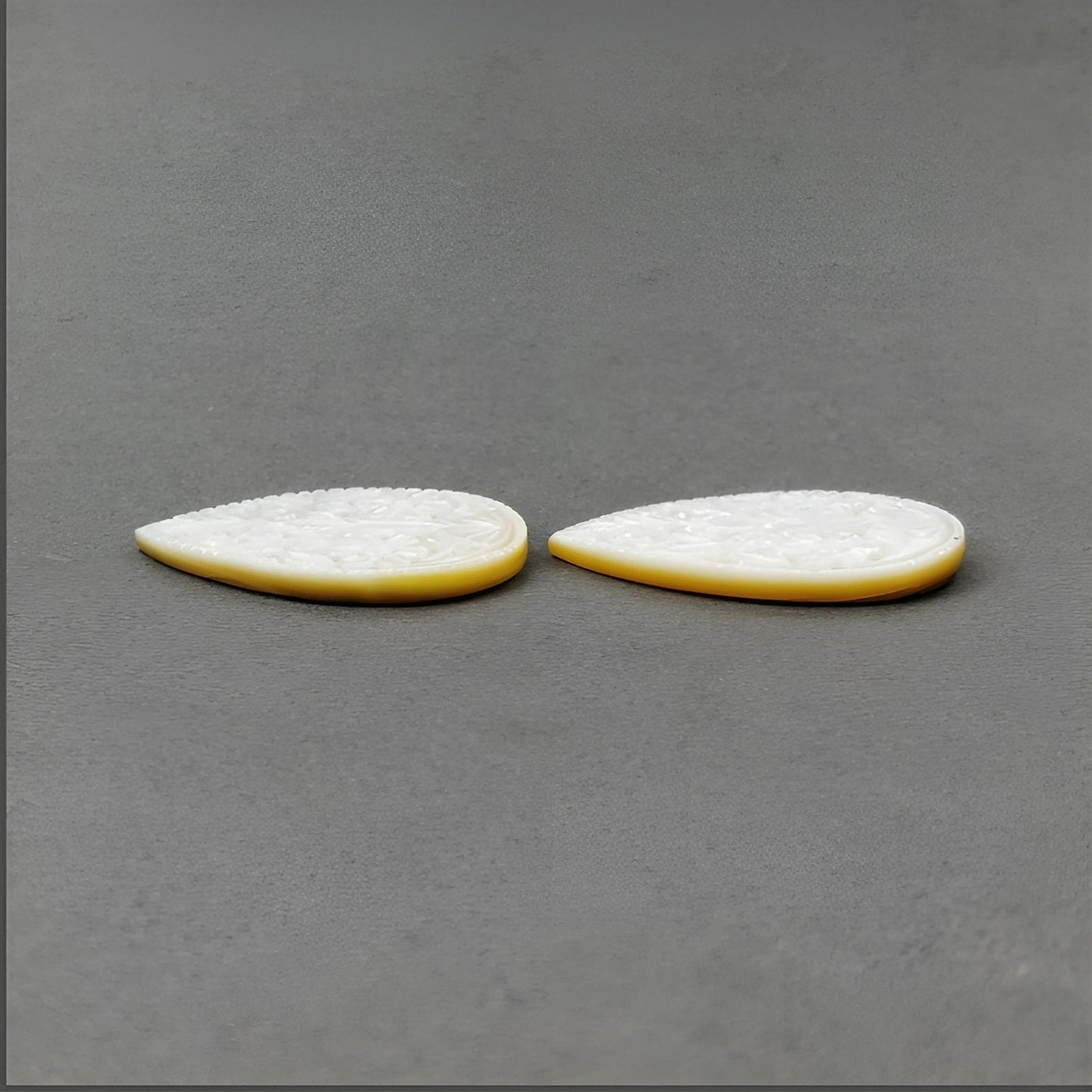 真珠貝の梨の彫刻