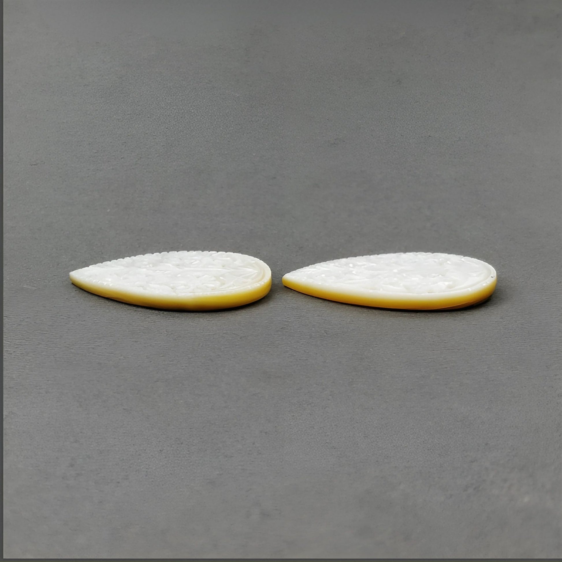 真珠貝の梨の彫刻