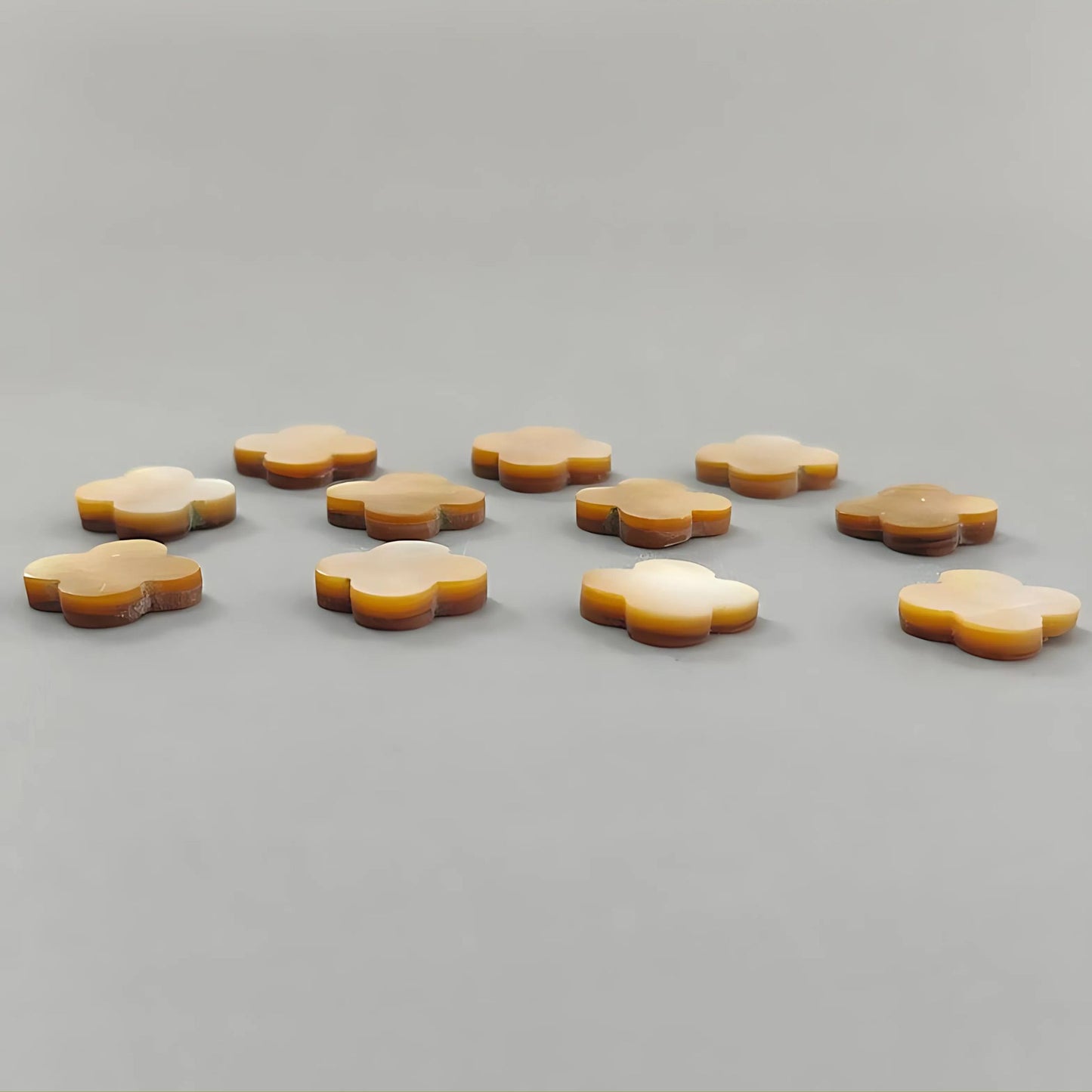 マザーオブパールの豪華な彫刻