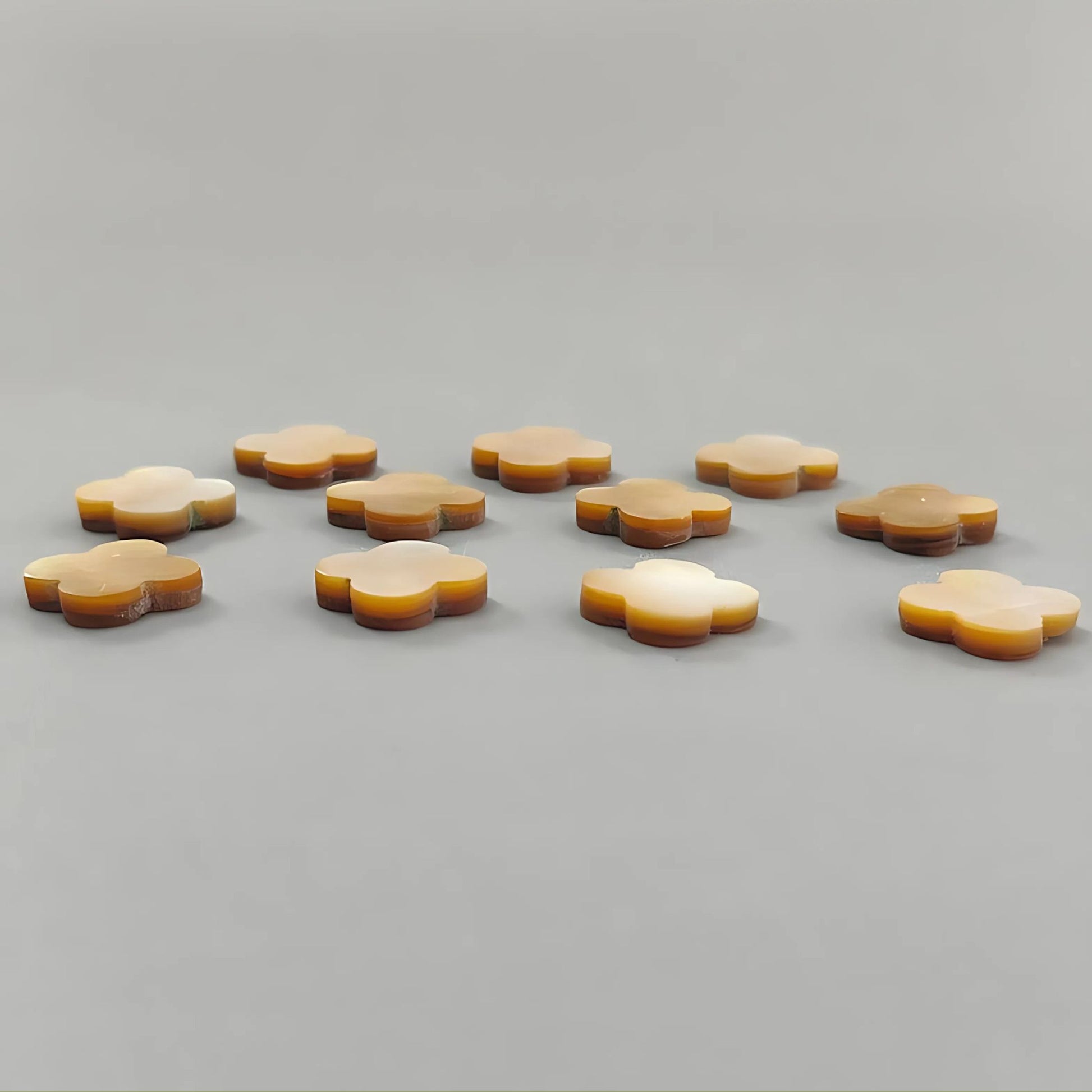 マザーオブパールの豪華な彫刻