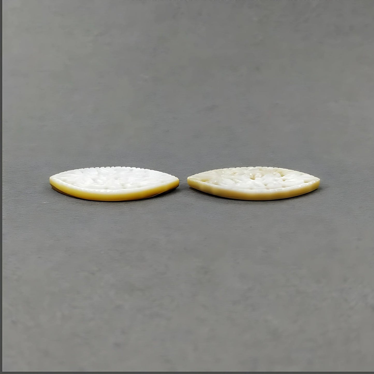 真珠貝の梨の彫刻