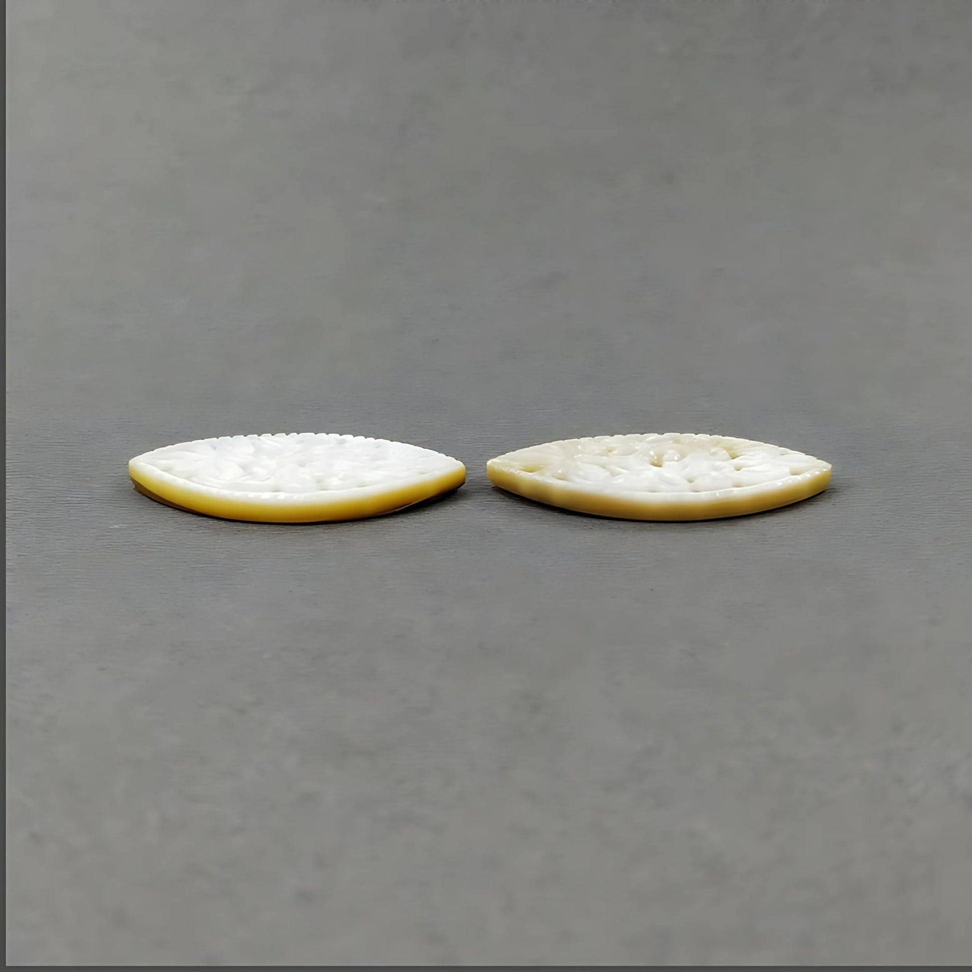 真珠貝の梨の彫刻