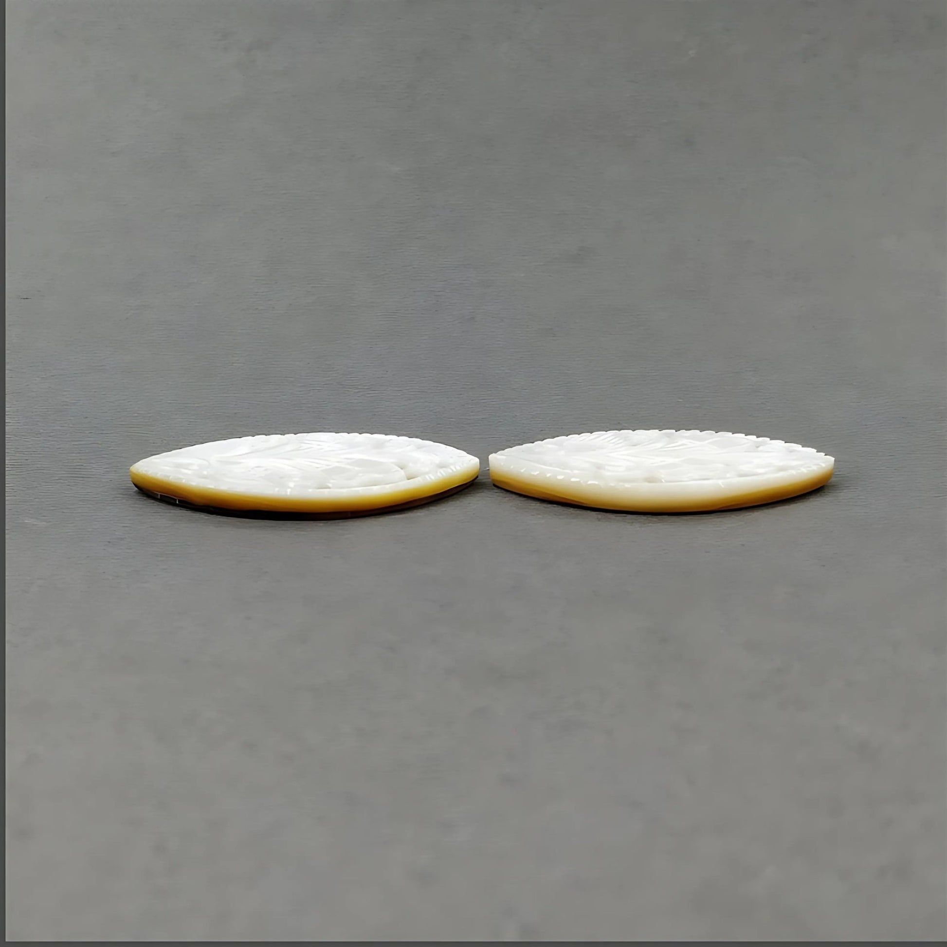 マザーオブパールのマーキス彫刻