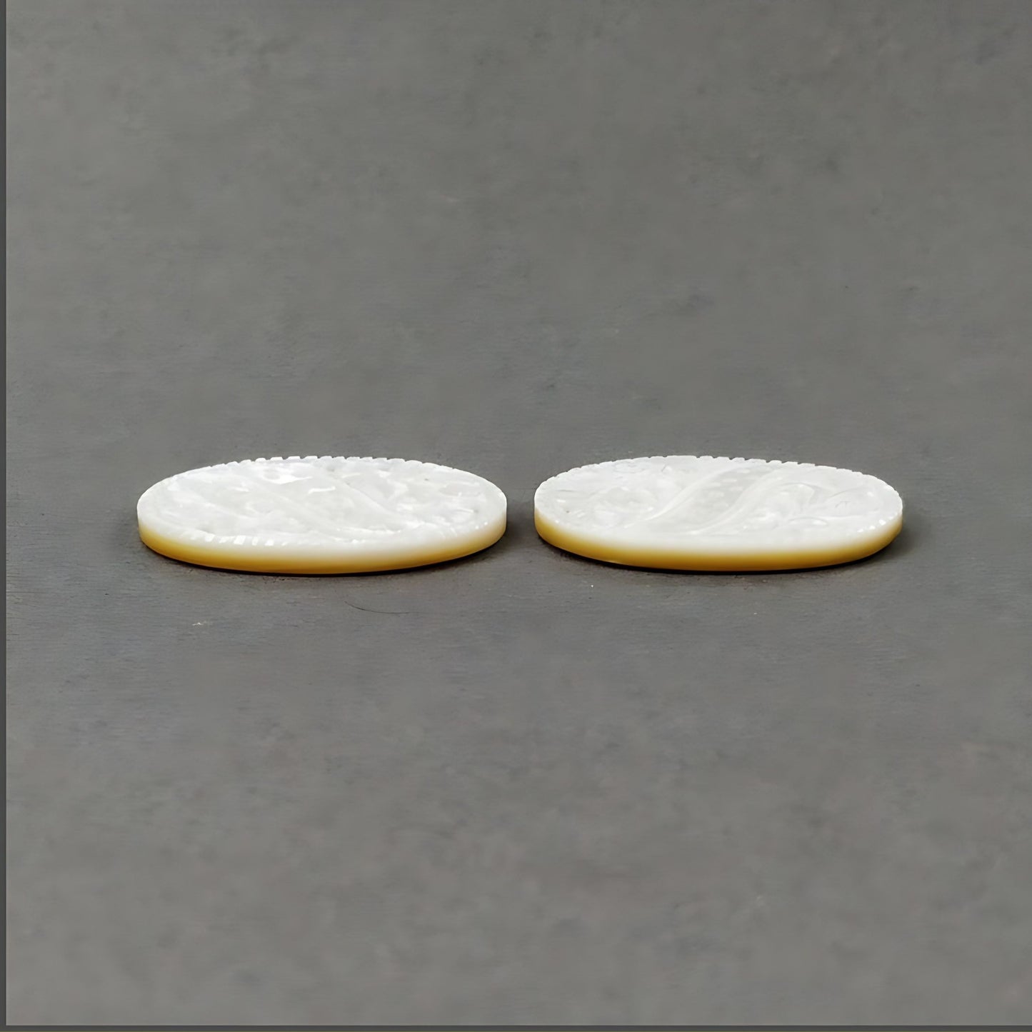 マザーオブパールの楕円彫刻