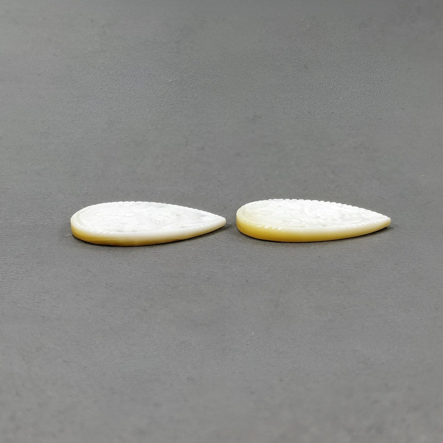 真珠貝の梨の彫刻