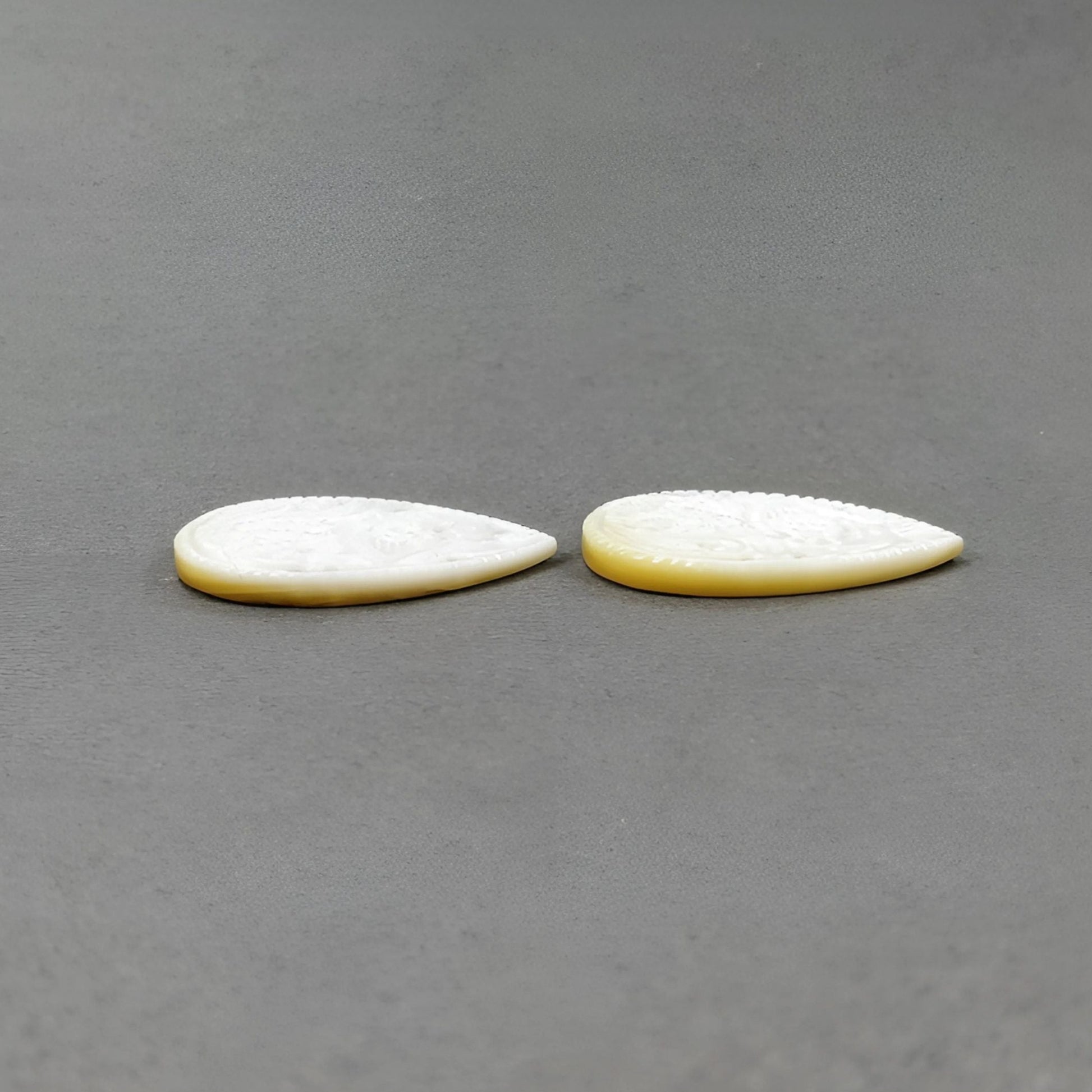 真珠貝の梨の彫刻