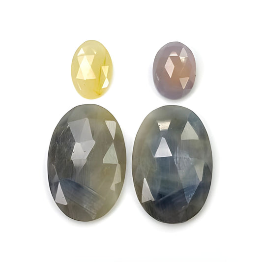 Flacher Saphir-Edelstein mit mehreren Saphiren