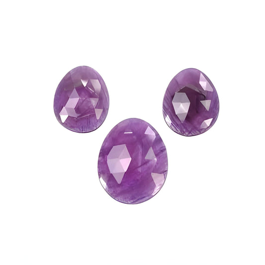 Facettierter violetter Saphir-Edelstein