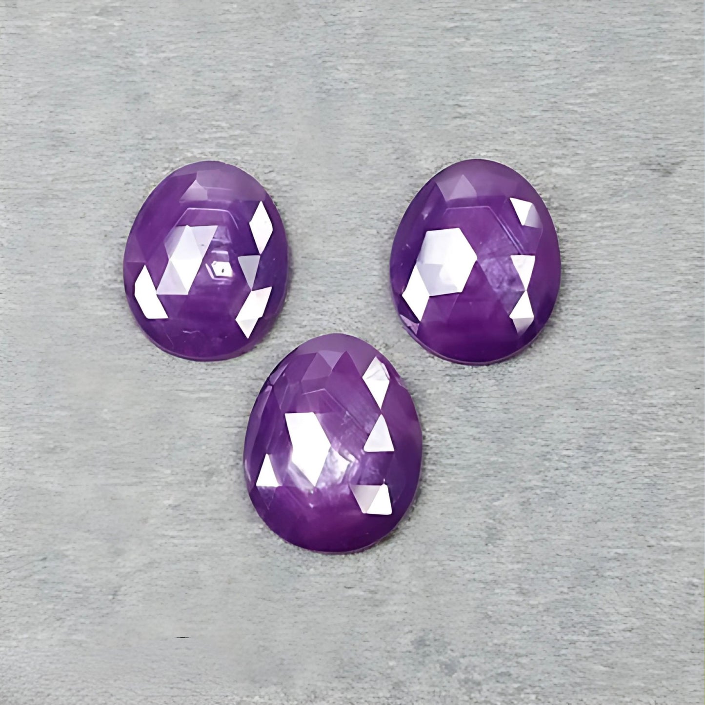 Piedra preciosa de zafiro púrpura facetada