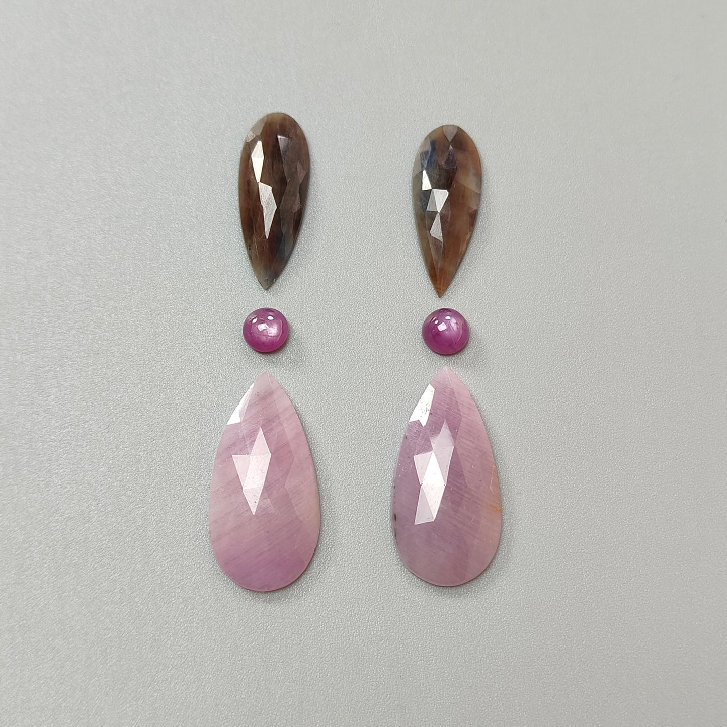 Piedra preciosa de zafiro múltiple facetada