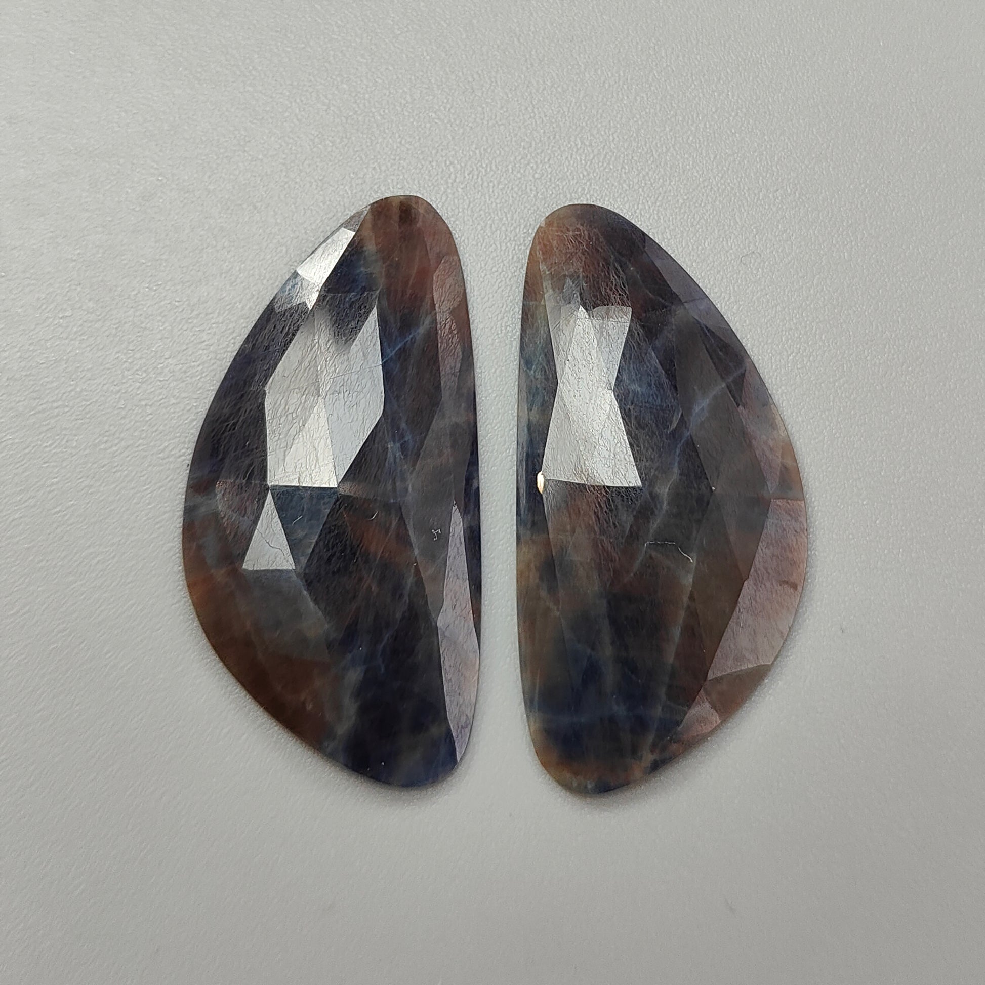 Schliff eines unbehandelten Saphirs