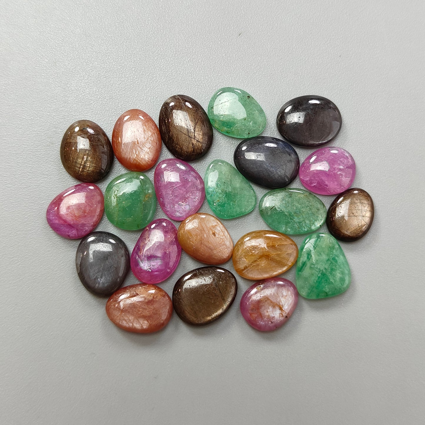 Natürlicher Saphir in mehreren Farben