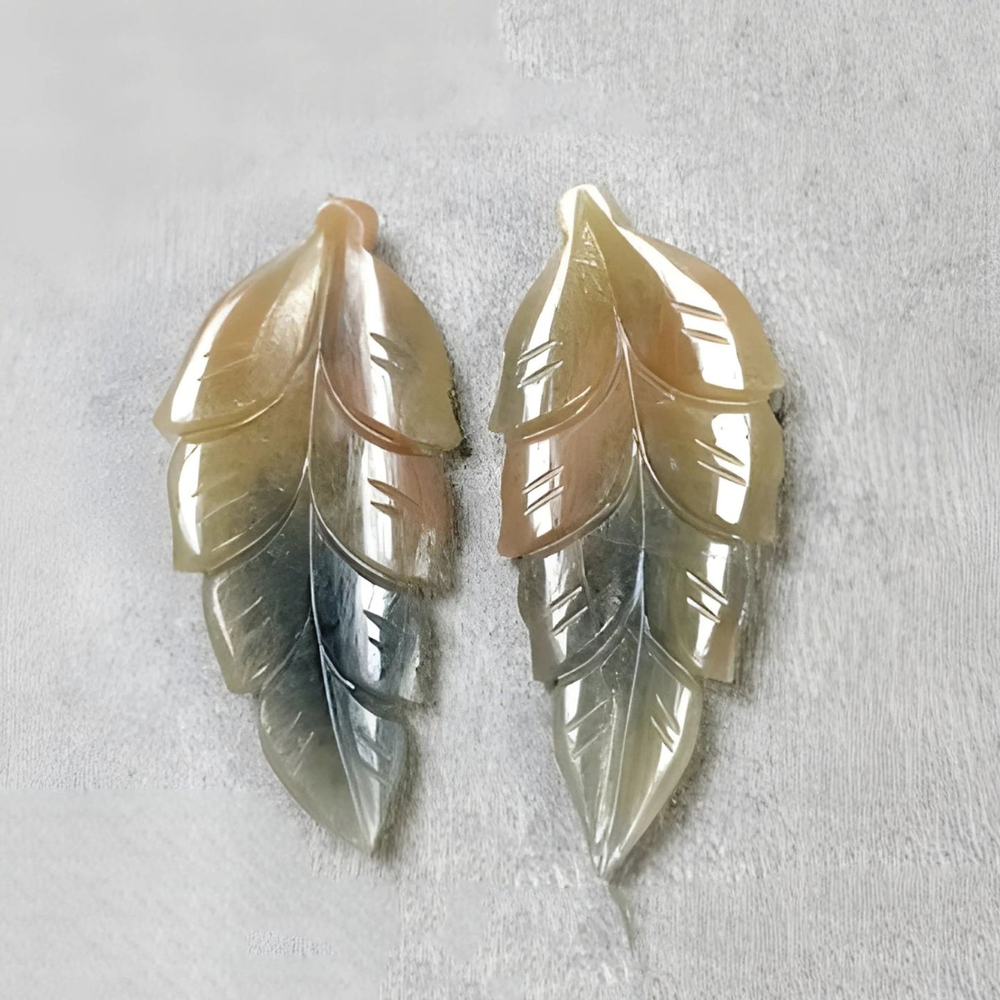 マルチサファイアのインドの葉の彫刻