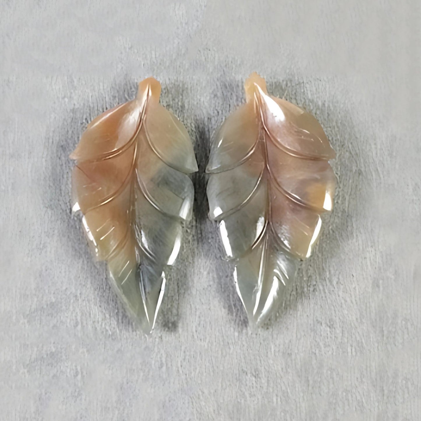 intaglio di foglie indiane con zaffiri multipli