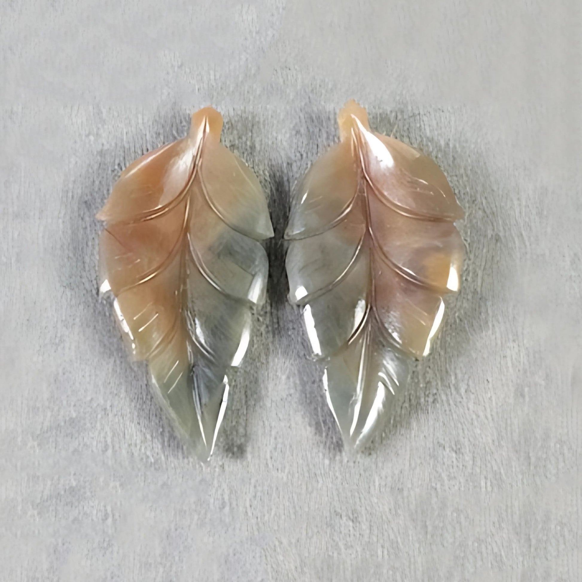 intaglio di foglie indiane con zaffiri multipli