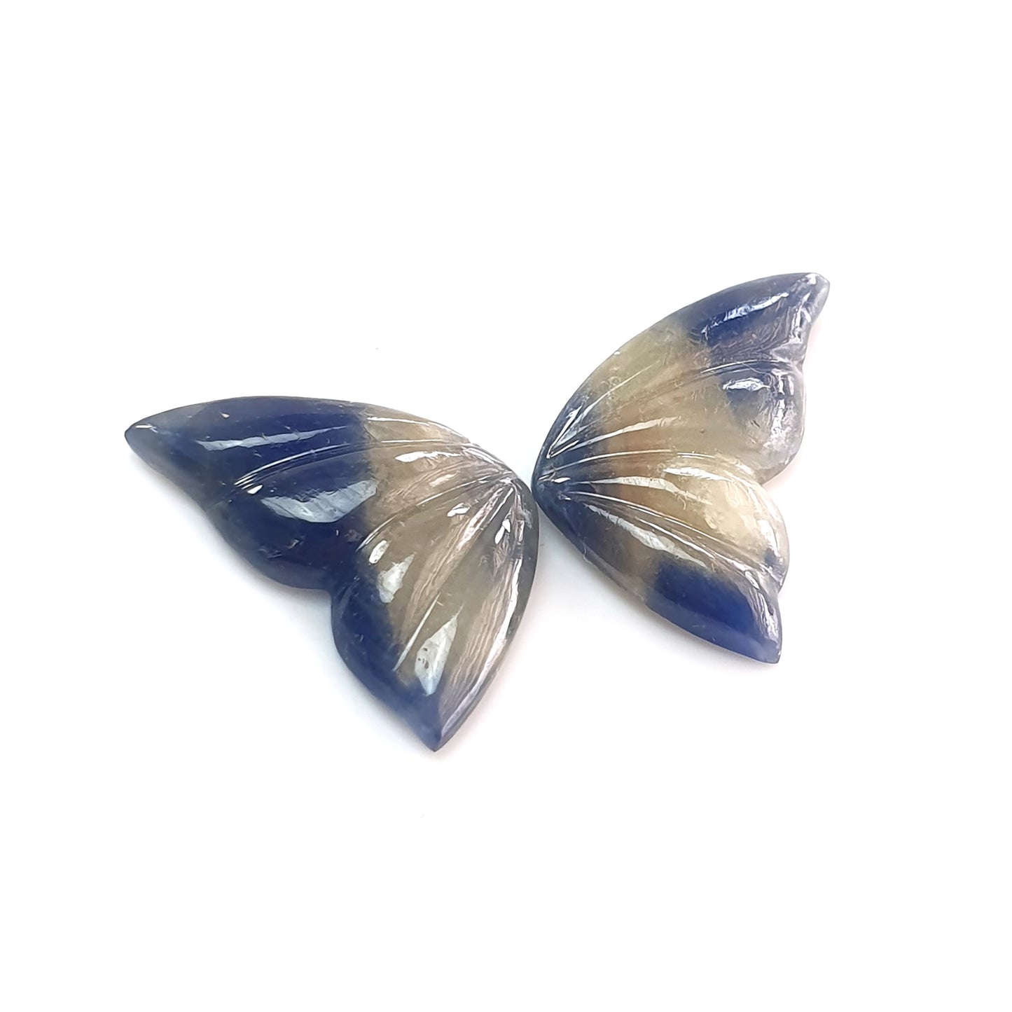 マルチサファイアの蝶の彫刻