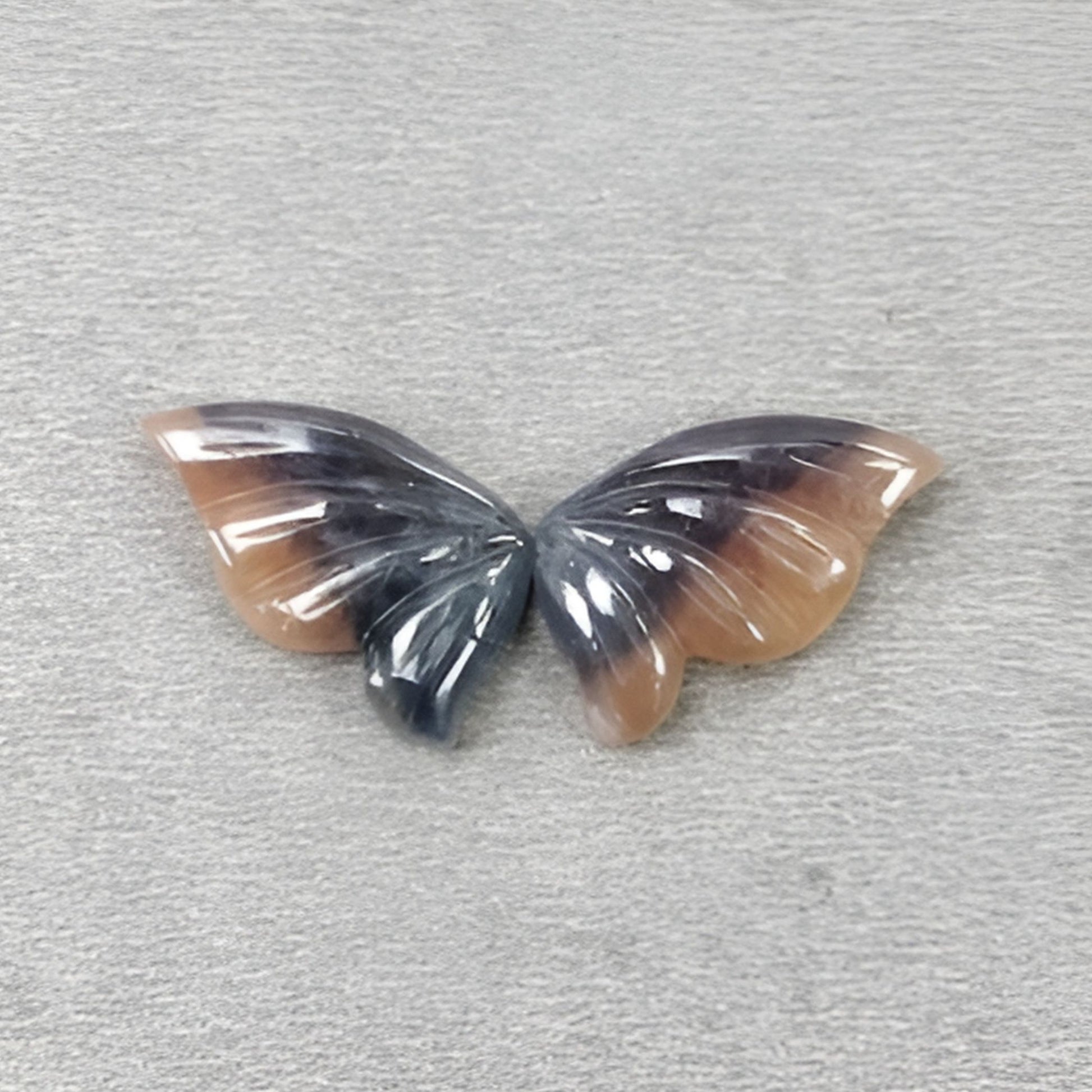 intaglio a forma di farfalla in zaffiro