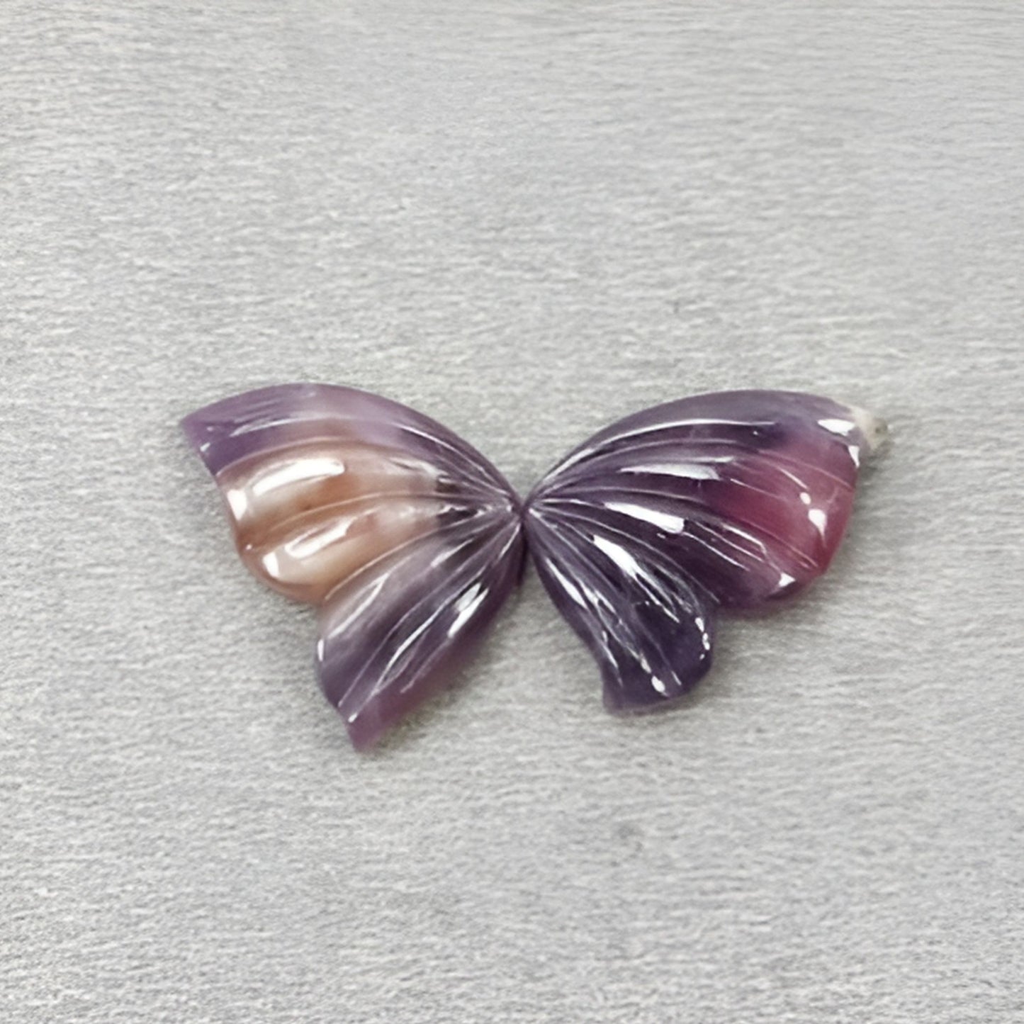 サファイアの蝶の形の彫刻