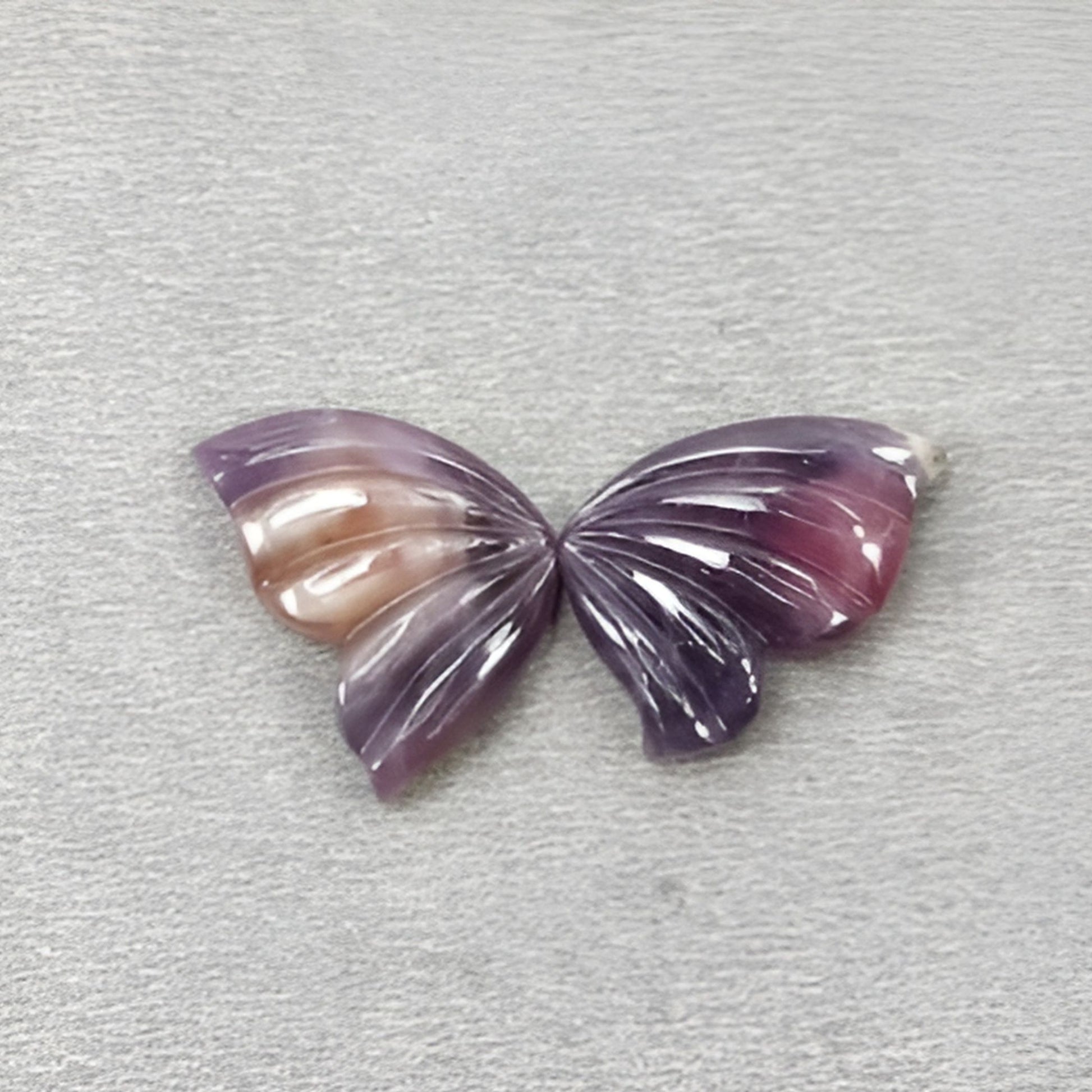 サファイアの蝶の形の彫刻