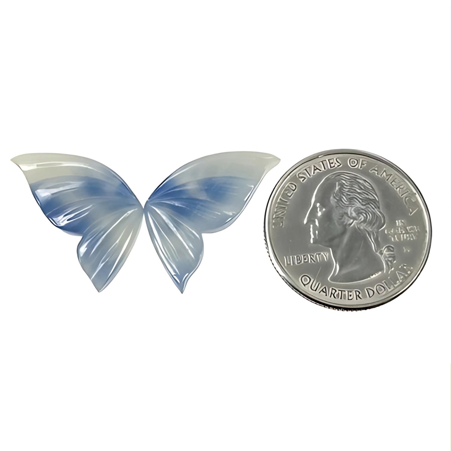 サファイアの蝶の形の彫刻