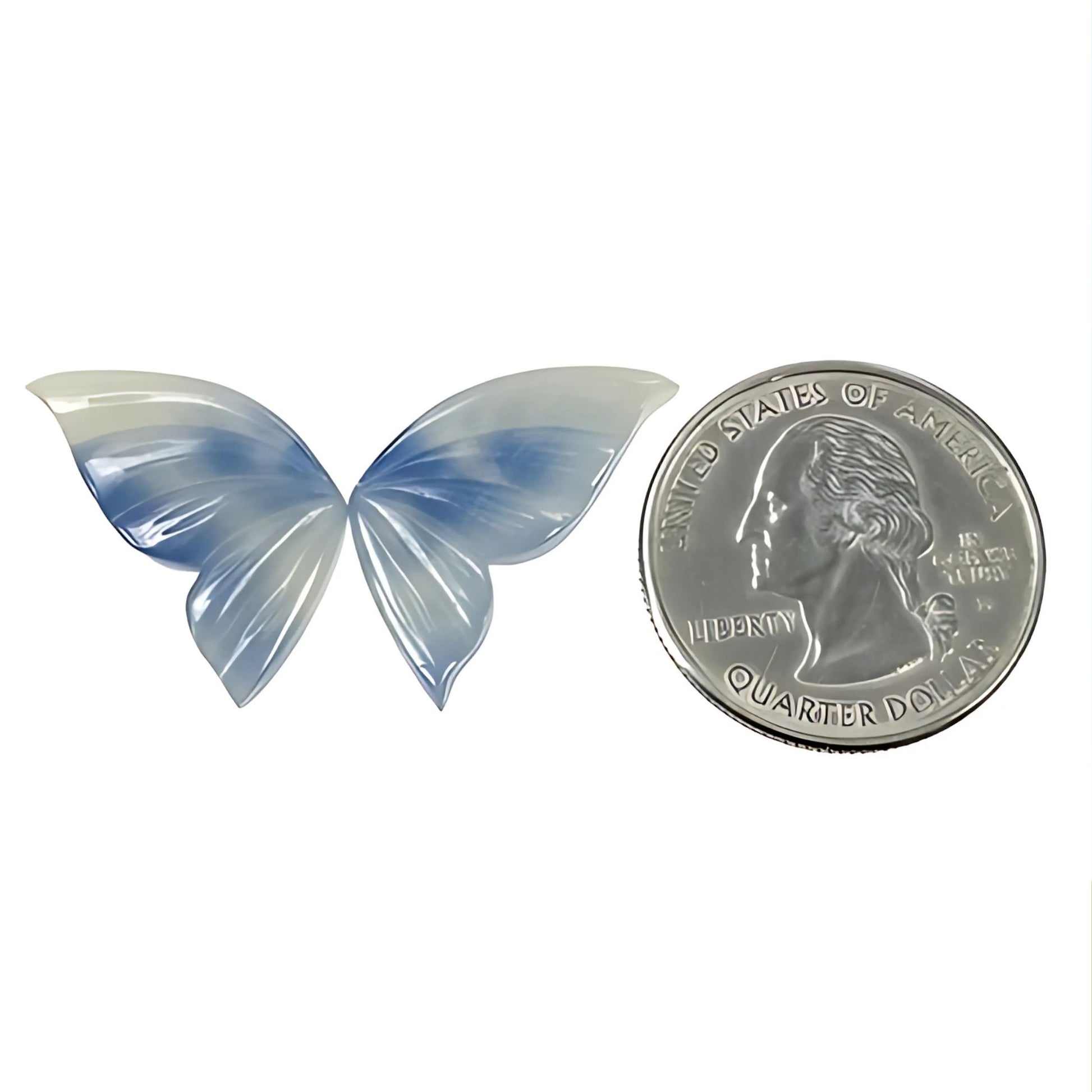 サファイアの蝶の形の彫刻