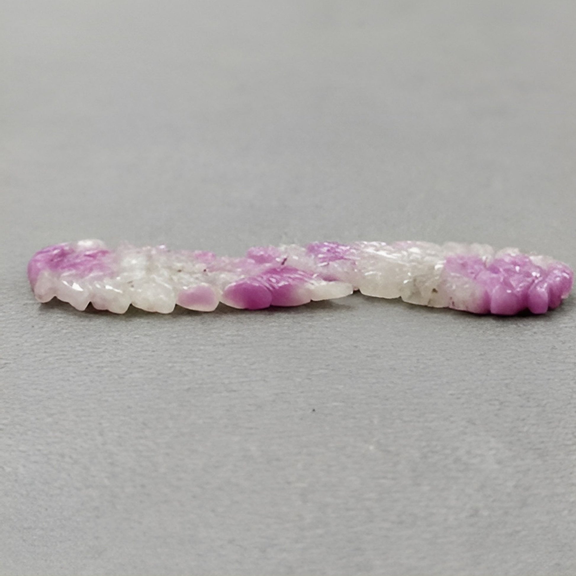 マルチサファイアの天使の羽の彫刻